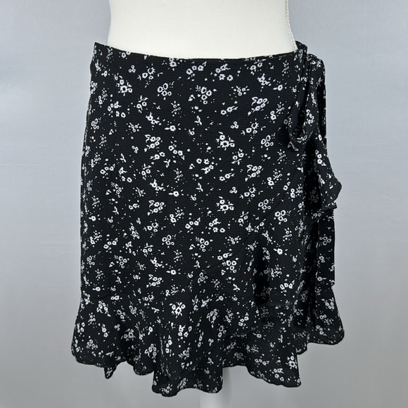 True Wrap Mini Skirt Ruffle Hem Lightweight Black White Ditsy Floral Print Small - Picture 5 of 11